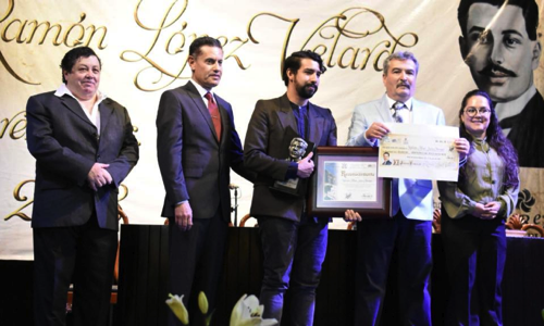 Roberto Abad premiación.png