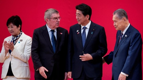 Yuriko Koike, Shinzo Abe y Thomas Bach.jpg