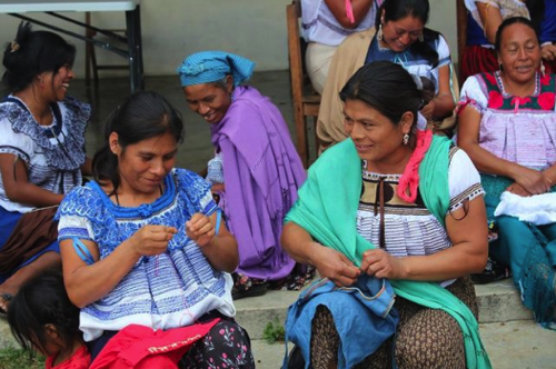 Mujeres bordadoras.png